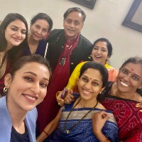 Shashi Tharoor selfie with women MPs 