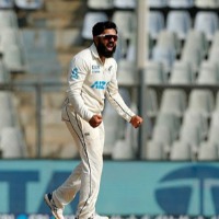 India lost first wicket in mumbai test 2nd innings
