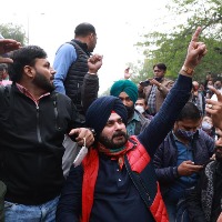 Sidhu protests in front of CM Arvind Kejriwal residence 