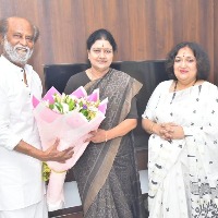 Sasikala calls on Rajinikanth at his Poes Garden residence