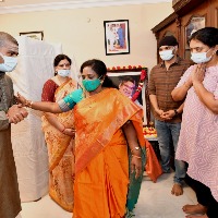 Telangana governor Tamilisai visits Sirivennela Sitharama Shastri family members