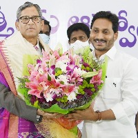 CM Jagan felicitates CJI NV Ramana 