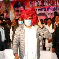 After singing a song, Pilot wins hearts by tying 51-metre safa in record 2 mins