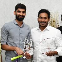 CM Jagan felicitates Badminton player Kidambi Srikanth