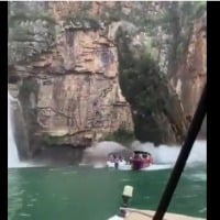 Huge rock fell down on tourist boats in Brazil Furnas Lake