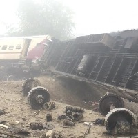 8 Killed and 45 Injured As Train Derails In West Bengal