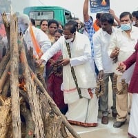 Somu Veerraju protests against govt by bon fire