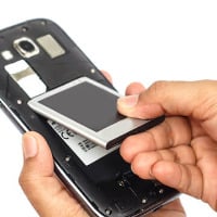 Why modern smartphones donot have removable batteries and how does it affect consumers