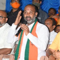 Bandi Sanjay slams TRS leaders 