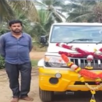 Mahindra showroom staff delivered Bolero vehicle to farmer Kempe Gowda
