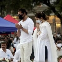 Shah Rukh Khan offers prayers got Lata Mangeshkar 