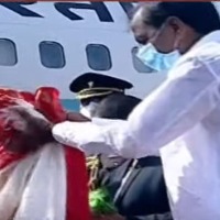CM KCR welcomes President of India Ramnath Kovind in airport