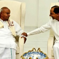 Deve Gowda speaks to KCR over phone, lends support for his tirade against Centre 