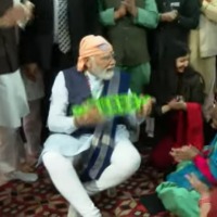 PM Modi offers prayers to Sant Ravidas sits in kirtan chants along 