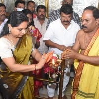 Kavitha offers special prayers in Balkampet Ellamma Temple on CM KCR birthday