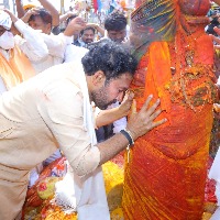 సమ్మక్క సారలమ్మలను దర్శించుకున్న పలువురు ప్రముఖులు.. ఫోటోలు ఇవిగో!