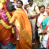 Governor Tamilisai visits Medaram