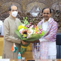 KCR meets Thackeray, hints at fighting against Centre's policies