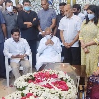 Jagan reached HyderabadTearful tribute to Mekapati