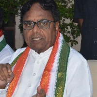 Congress leader Ponnala Lakshmaiah satires in KCR