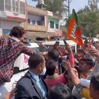 BJP Workers Competed For Shake Hand With Priyanka Gandhi