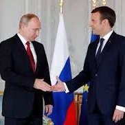 France president Macron talks to Putin