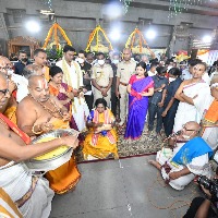 Governor Tamilisai visits Yadadri, prays for the welfare of TS people