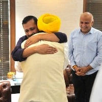 Punjab victory: Kejriwal who is on cloud nine gives a bear hug to Bhagwant Mann