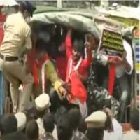 Police Arrests Student Union Leaders At Vijayawada Dharna Chowk