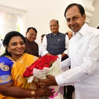 Tamilisai sends flower bouquet to KCR