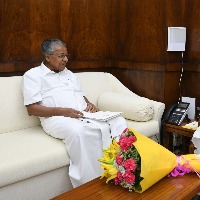 Vijayan expresses happiness after meeting PM, Congress smells a rat