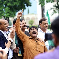 Fear of showdown as Imran supporters, Oppn backers march towards Islamabad