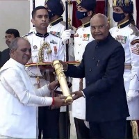 Prez confers Padma awards to Prabha Atre, late Kalyan Singh
