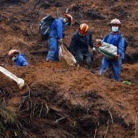 36000 Pieces of Plane Debris Recovered Involved in China Plane Crash