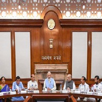central government hikes 3 persent da to employees