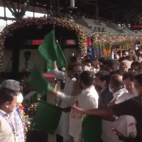 At Mumbai Metro flag-off, Thackeray slams bullet train project