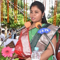 Pamula Pushpa Srivani tearful tribute her late mother