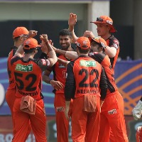 SRH bowlers restricts Chennai batting lineup 