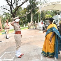 ts governor tamilisai recived police salute at singareni guest house in kottagudem