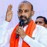 bandi sahjay comments on kcr delhi deeksha