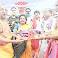 tamilisai Presented silk clothes to seetharama swamy
