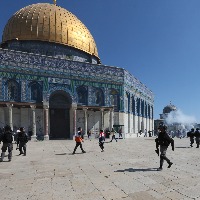 Clashes erupt at Al-Aqsa mosque in Jerusalem, over 100 injured