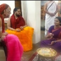 Vidadala Rajani takes blessings of Swaroopananda swamy