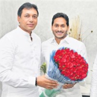 Mekapati Goutham’s father, brother meet CM; Jagan agrees to field Vikram from Atmakur
