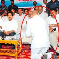 AP Minister Venu Gopala Krishna sat down at yv subbareddys feet