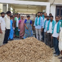 Farmers dump turmeric in front of Nizamabad MP's house