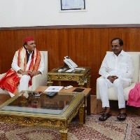 SP chief Akhilesh Yadav meets Telangana CM KCR at Delhi