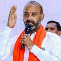 bandi sanjay demands kcr government should be reduce vat on petrol and diesel