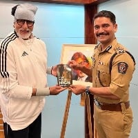 Big B unveils Mumbai Joint Commissioner book on 26/11 attacks