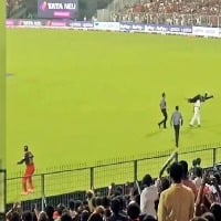 IPL 2022: Security man lifts a fan who sneaks into field; Kohli reaction goes viral